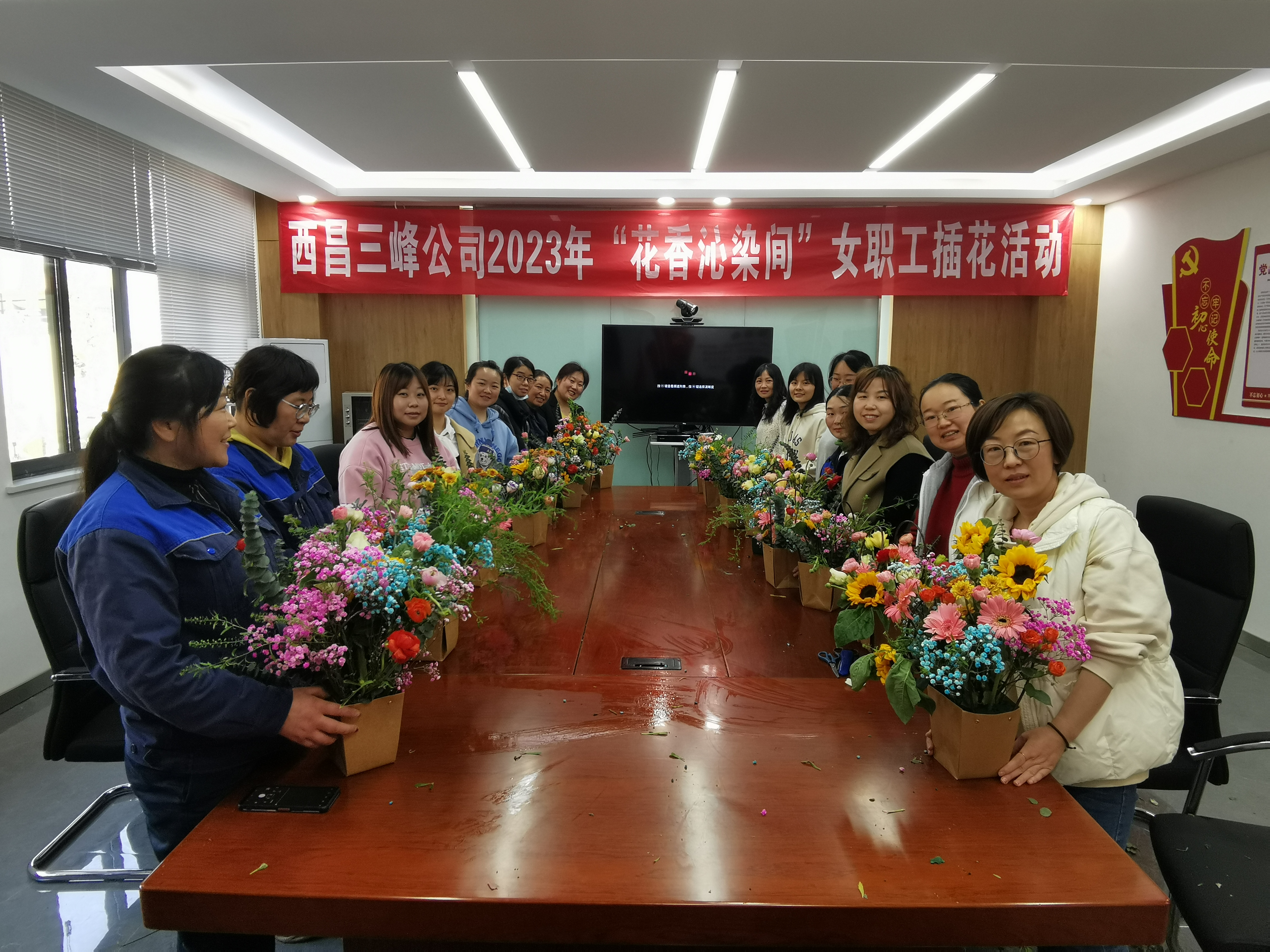 3月7日，四川西昌公司開展“花香沁染間”插花活動。.jpg